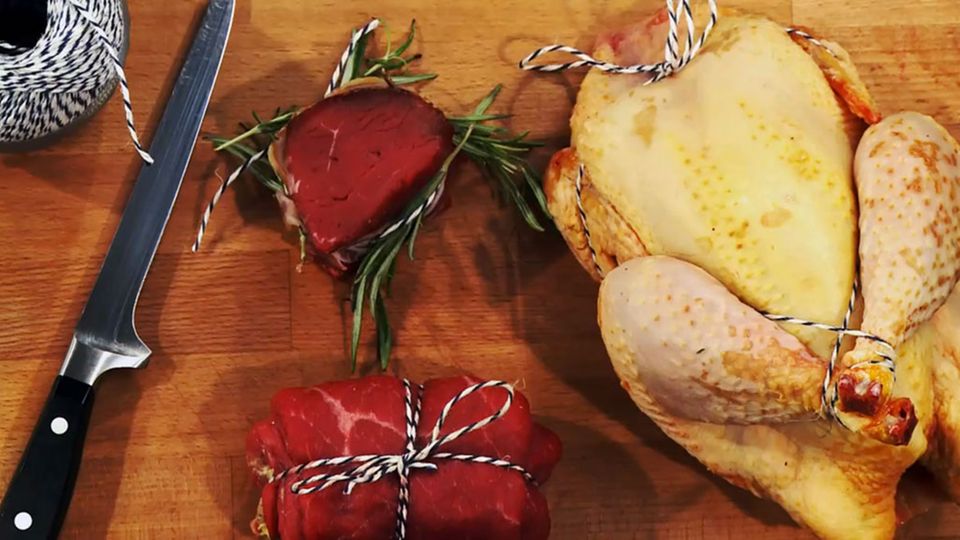 Richtig gebunden wird Geflügel innen saftig und außen knusprig. Richtig gebunden wird Geflügel innen saftig und außen knusprig.