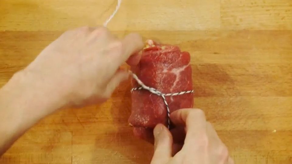 Rouladen werden klassisch mit Küchengarn zusammengebunden. Rouladen werden klassisch mit Küchengarn zusammengebunden.