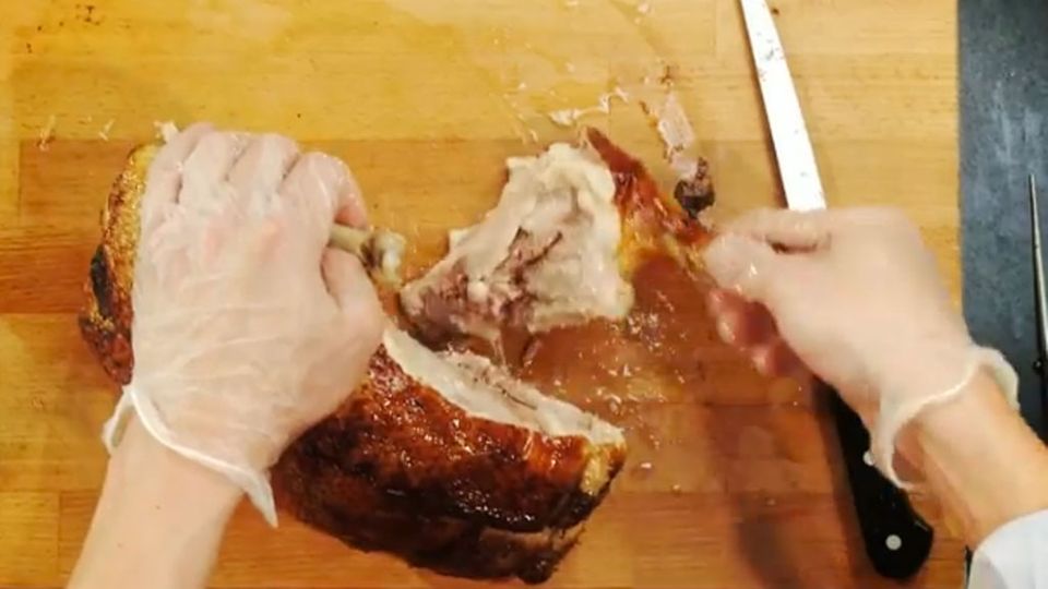 Geflügel wird meist direkt vor dem Servieren tranchiert. Geflügel wird meist direkt vor dem Servieren tranchiert.