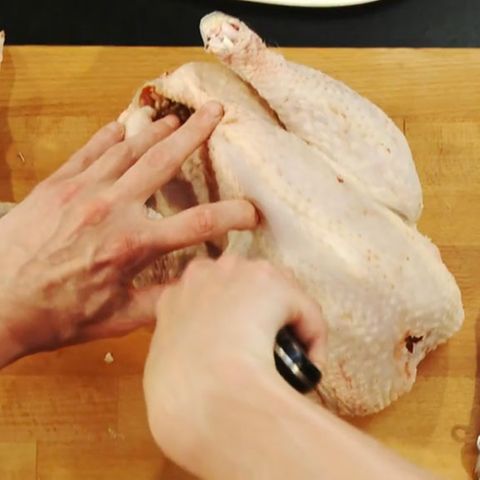 Ein Huhn zerteilt man am besten mit einem scharfen Messer und einer Geflügelschere.