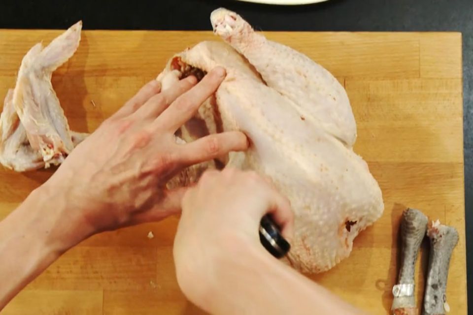 Ein Huhn zerteilt man am besten mit einem scharfen Messer und einer Geflügelschere.