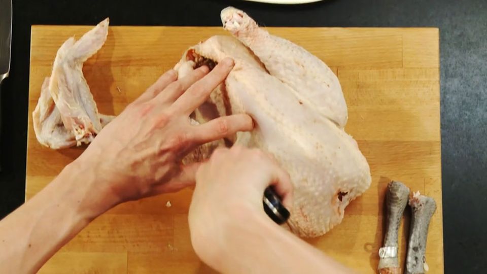 Ein Huhn zerteilt man am besten mit einem scharfen Messer und einer Geflügelschere. Ein Huhn zerteilt man am besten mit einem scharfen Messer und einer Geflügelschere.