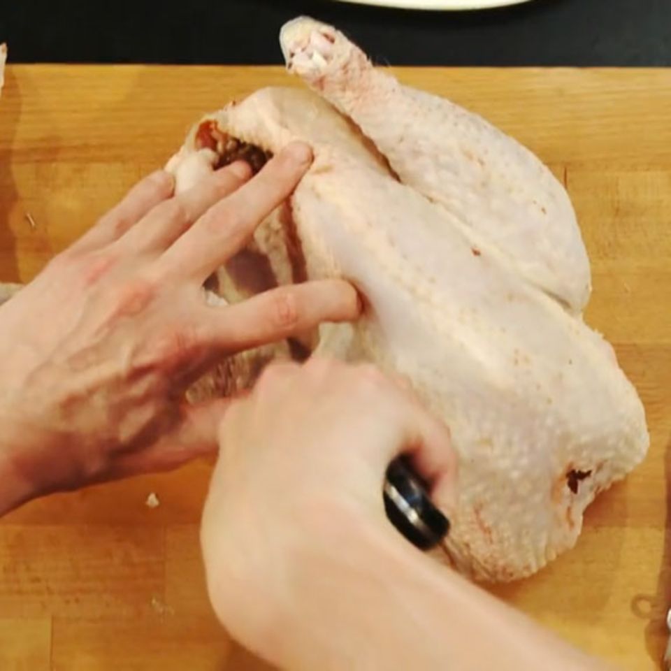 Ein Huhn zerteilt man am besten mit einem scharfen Messer und einer Geflügelschere.