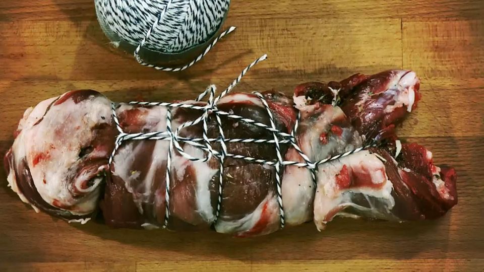 Lammbraten wird mit frischen Kräutern gewürzt. Lammbraten wird mit frischen Kräutern gewürzt.