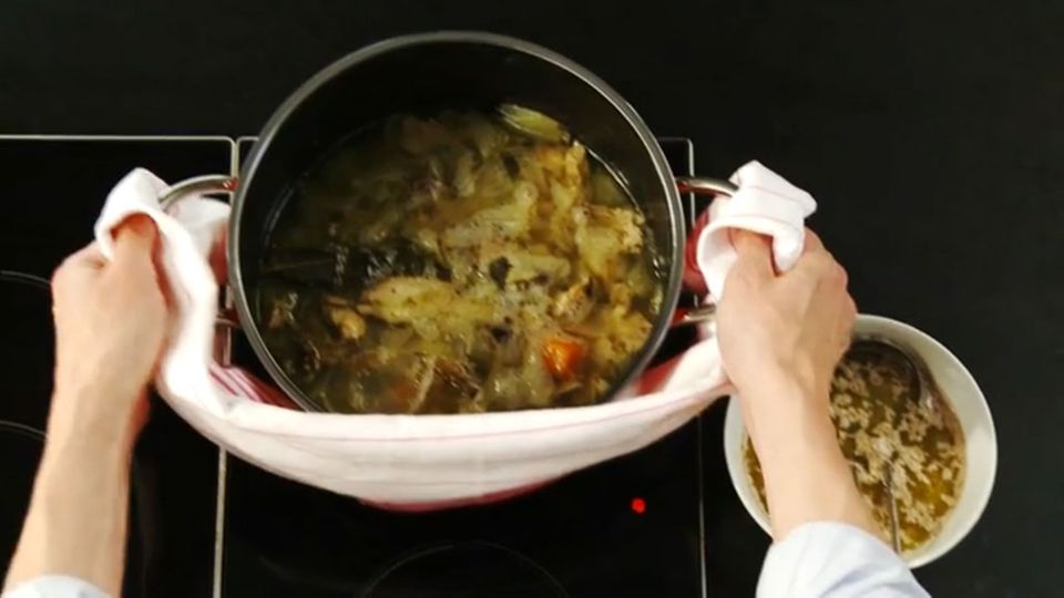 Nach 2-3 Stunden Garzeit kann der Geflügelfond gesiebt werden. Nach 2-3 Stunden Garzeit kann der Geflügelfond gesiebt werden.