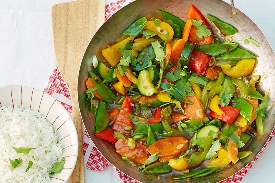 Gemüse-Glück: Süß-saures Ragout mit Staudensellerie, Zucchini und Paprika Gemüse-Glück: Süß-saures Ragout mit Staudensellerie, Zucchini und Paprika
