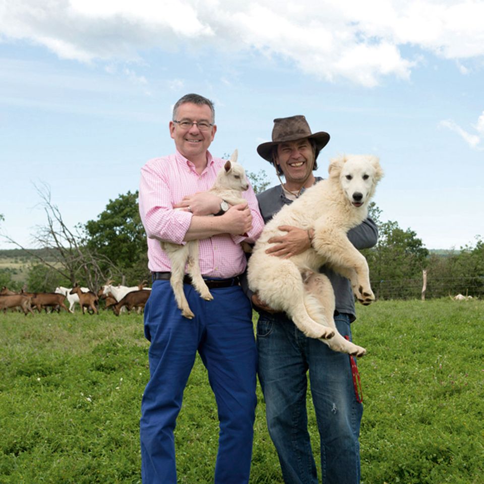Kay-Henner Menge (l.) zu Besuch auf Aleš Winklers (r.) Ziegenfarm