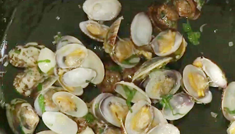 Nach dem Garen öffnen sich Muscheln und geben ihr Fleisch preis. Nach dem Garen öffnen sich Muscheln und geben ihr Fleisch preis.