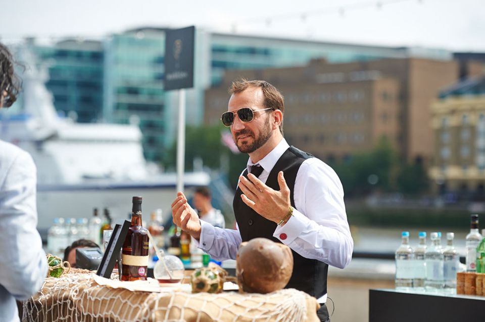 World Class Bartender 2014: Charles Joly mixt seinen Signature Drink "Above the clouds" World Class Bartender 2014: Charles Joly mixt seinen Signature Drink "Above the clouds"