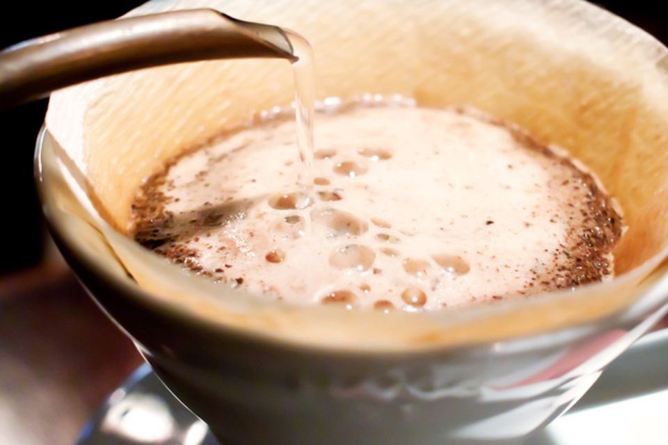 Filterkaffee kann von Hand oder mit einer Kaffeemaschine aufgebrüht werden