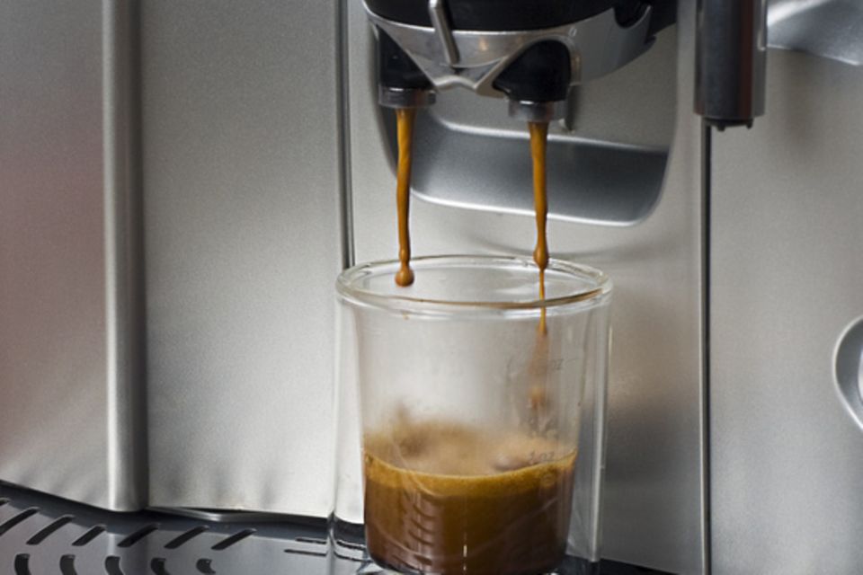 Kaffeevollautomaten brühen (fast) von allein – brauchen aber viel Pflege