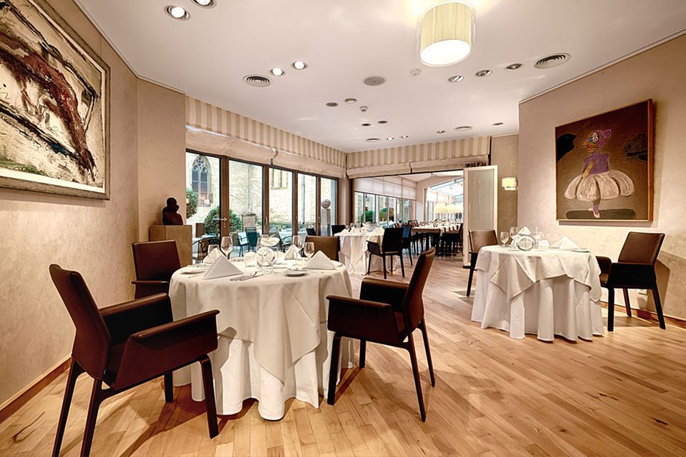 Die elegante Einrichtung des Restaurants Reuter unterstützt die Wirkung der Haute Cuisine Die elegante Einrichtung des Restaurants Reuter unterstützt die Wirkung der Haute Cuisine