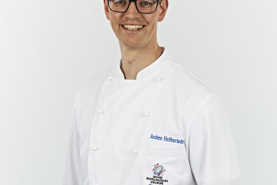 Sterne-Koch Jochen Helfesrieder steht häufig mit Vater Fritz gemeinsam am Herd Sterne-Koch Jochen Helfesrieder steht häufig mit Vater Fritz gemeinsam am Herd