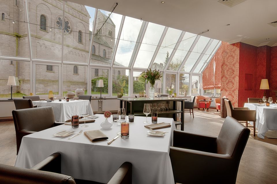 Das Restaurant Kunz bietet stilvolles Ambiente mit Blick auf die Kirche St. Remigius
