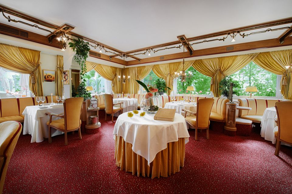 Das Sterne-Restaurant Schlossberg schafft durch warme Farben eine einladende Atmosphäre