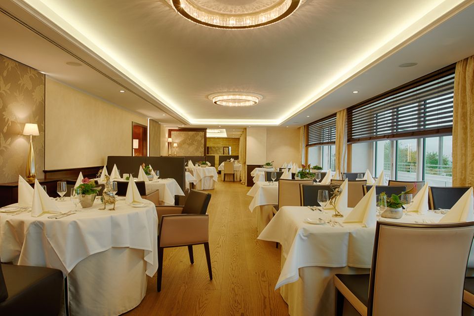 Im Restaurant des Burghotels Staufeneck wird im historischen Ambiente diniert.
