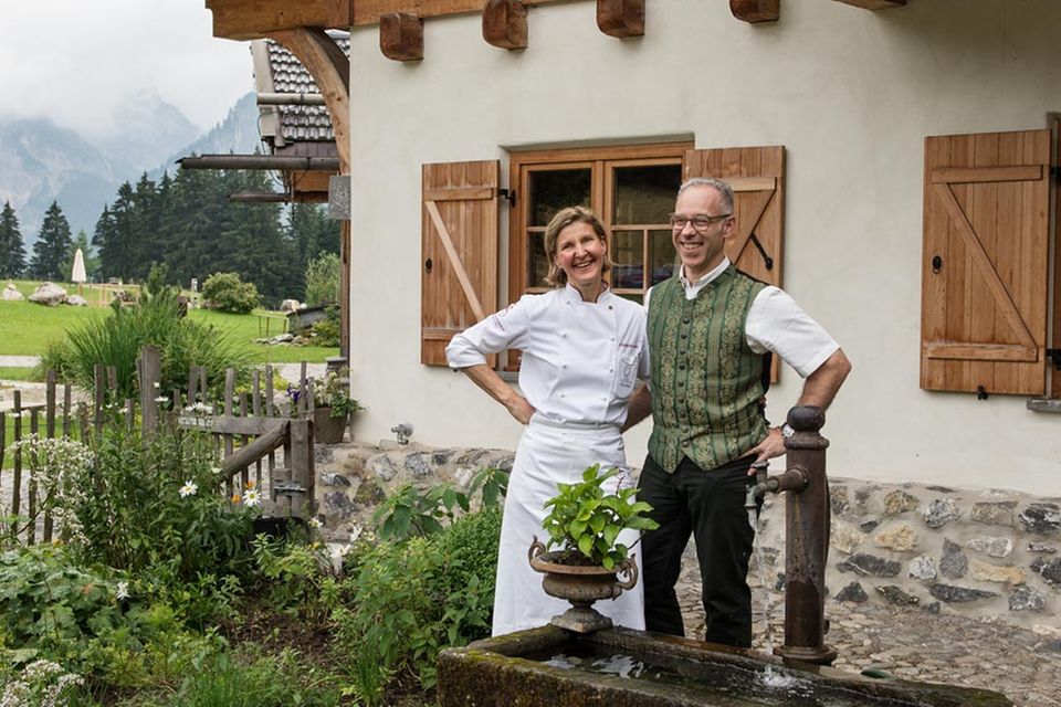 Barbara und Bernd Ebert vor ihrem Berghotel Schlossanger Alp