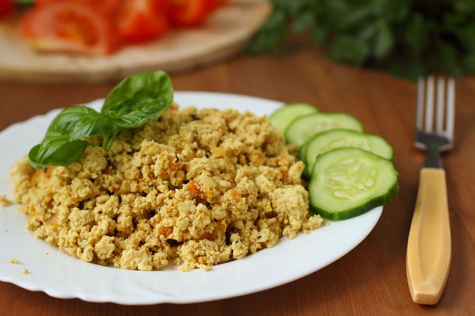 Vegane Variante eines Klassikers: "Rührei" aus zerbröseltem und gebratenen Seidentofu Vegane Variante eines Klassikers: "Rührei" aus zerbröseltem und gebratenen Seidentofu