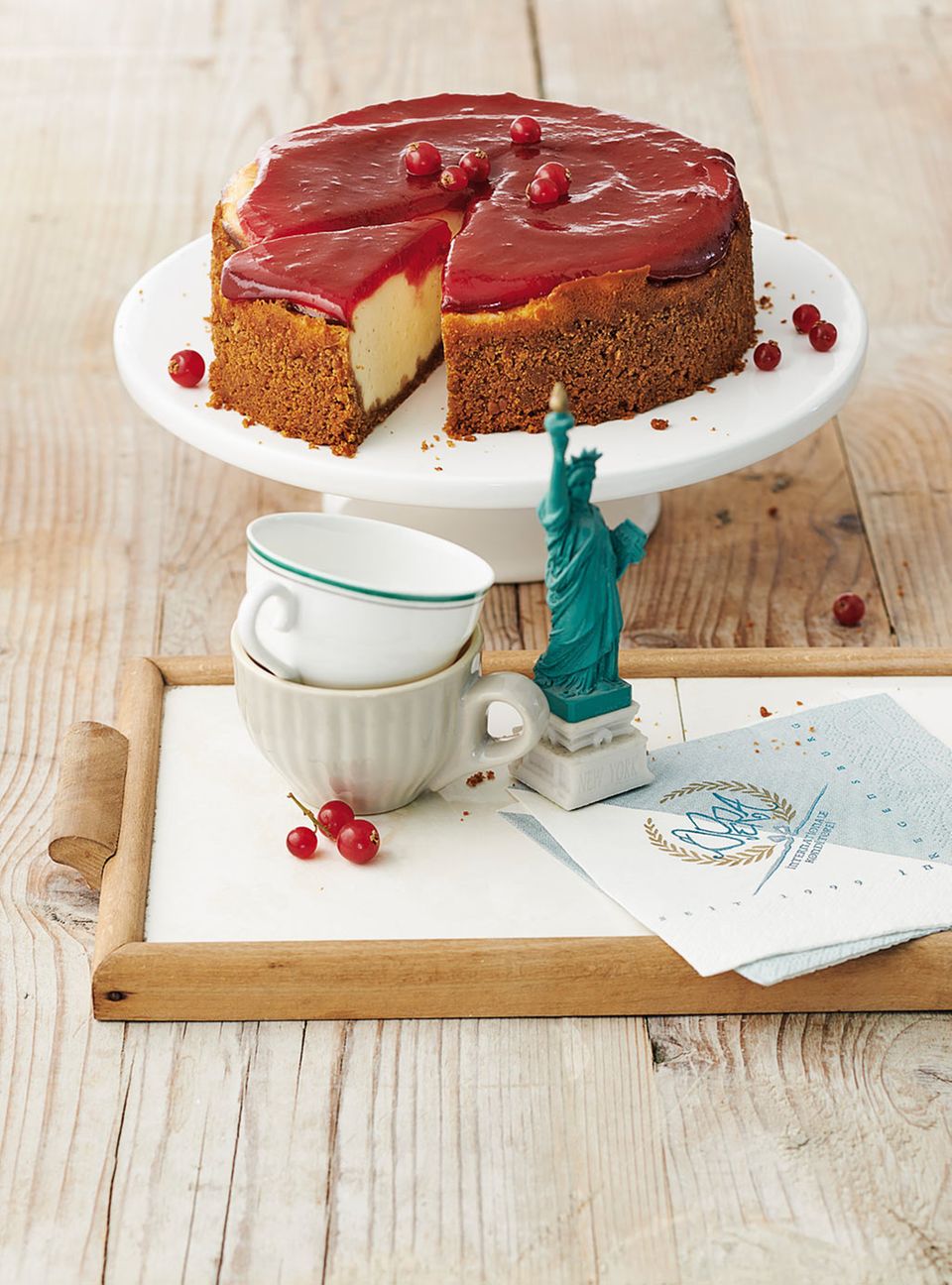 New York Cheesecake mit fruchtigem Johannisbeer-Topping New York Cheesecake mit fruchtigem Johannisbeer-Topping