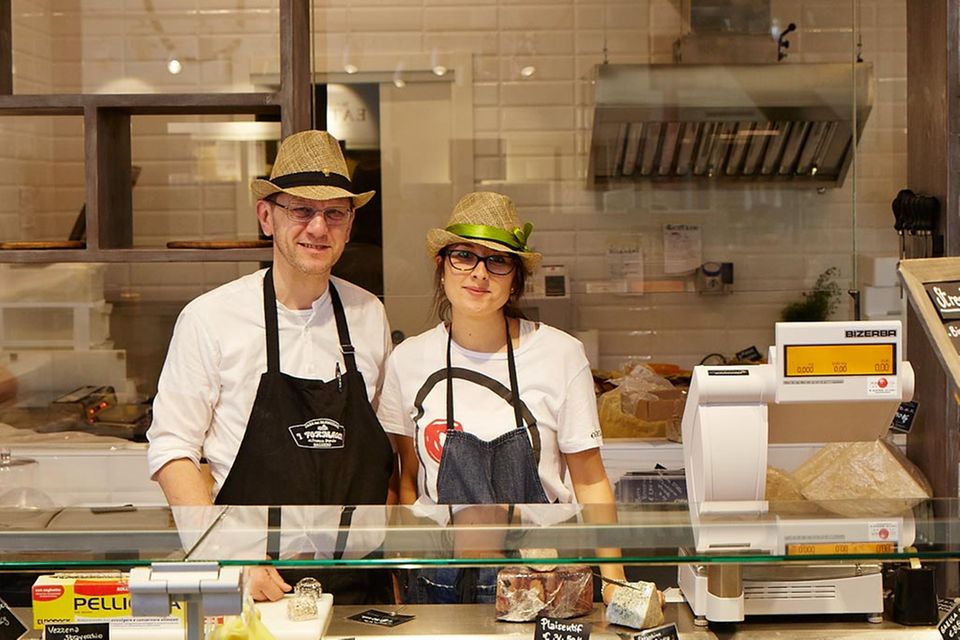 Alles unter einem Hut: Feinsten Käse erhält man im Mercato Centrale auch aus der Lombardei und dem Piemont Alles unter einem Hut: Feinsten Käse erhält man im Mercato Centrale auch aus der Lombardei und dem Piemont
