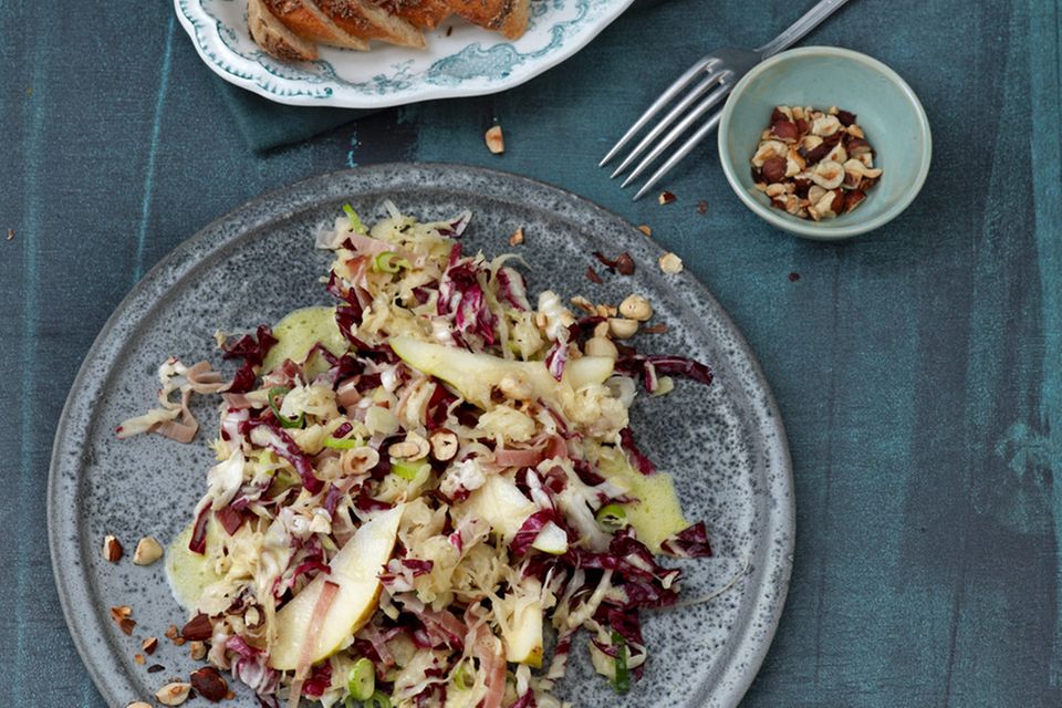 Gesundes mit Haselnuss: Sauerkraut-Radicchio-Salat mit Nuss-Dressing