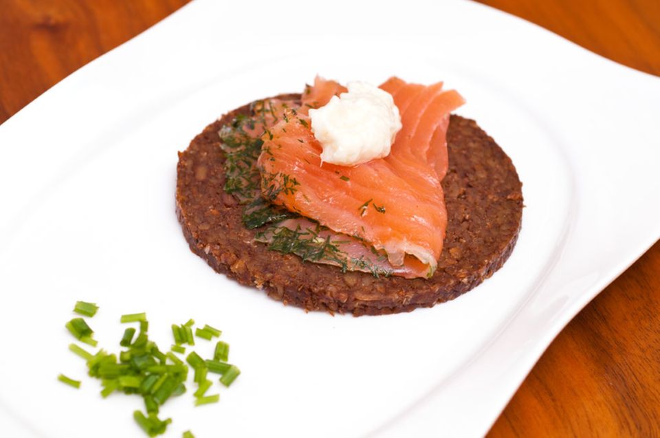 Graved Lachs ist eine Spezialität aus Skandinavien Graved Lachs ist eine Spezialität aus Skandinavien