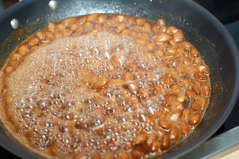 Mandeln in Zucker-Wasser aufkochen lassen Mandeln in Zucker-Wasser aufkochen lassen