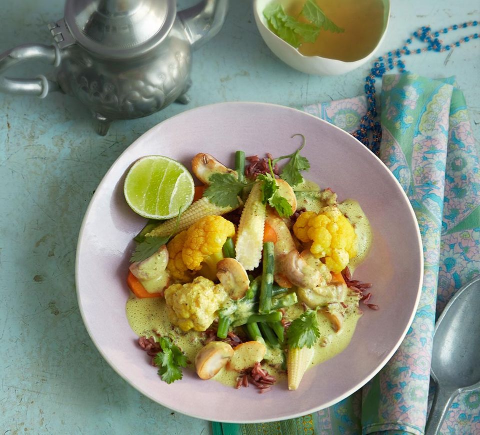 Gewürzt mit Kurkuma, Ingwer und Koriander: Gemüse-Curry mit rotem Reis Gewürzt mit Kurkuma, Ingwer und Koriander: Gemüse-Curry mit rotem Reis