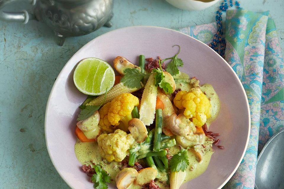 Gewürzt mit Kurkuma, Ingwer und Koriander: Gemüse-Curry mit rotem Reis