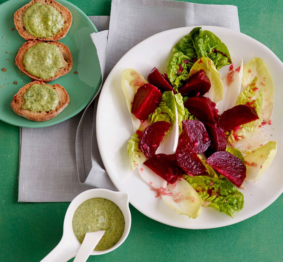 Frisch, aromatisch, gesund: Chicorée-Römersalat mit Rote Bete und Pesto-Creme-Crostini Frisch, aromatisch, gesund: Chicorée-Römersalat mit Rote Bete und Pesto-Creme-Crostini