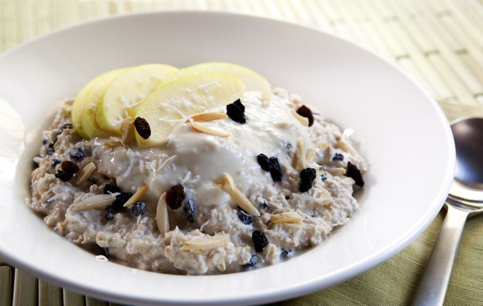 Das klassische Bircher Müsli besteht aus Haferflocken, Wasser, Milch, Zitronensaft und geriebenem Apfel Das klassische Bircher Müsli besteht aus Haferflocken, Wasser, Milch, Zitronensaft und geriebenem Apfel