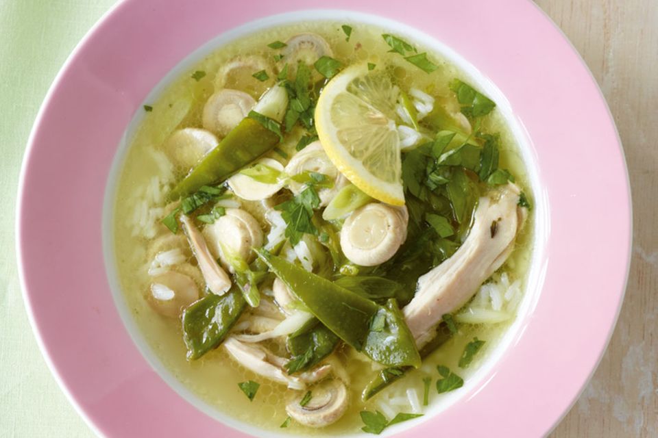 Zitronen-Hähnchen-Suppe: beliebter Soulfood-Klassiker mit Vitamin-Kick