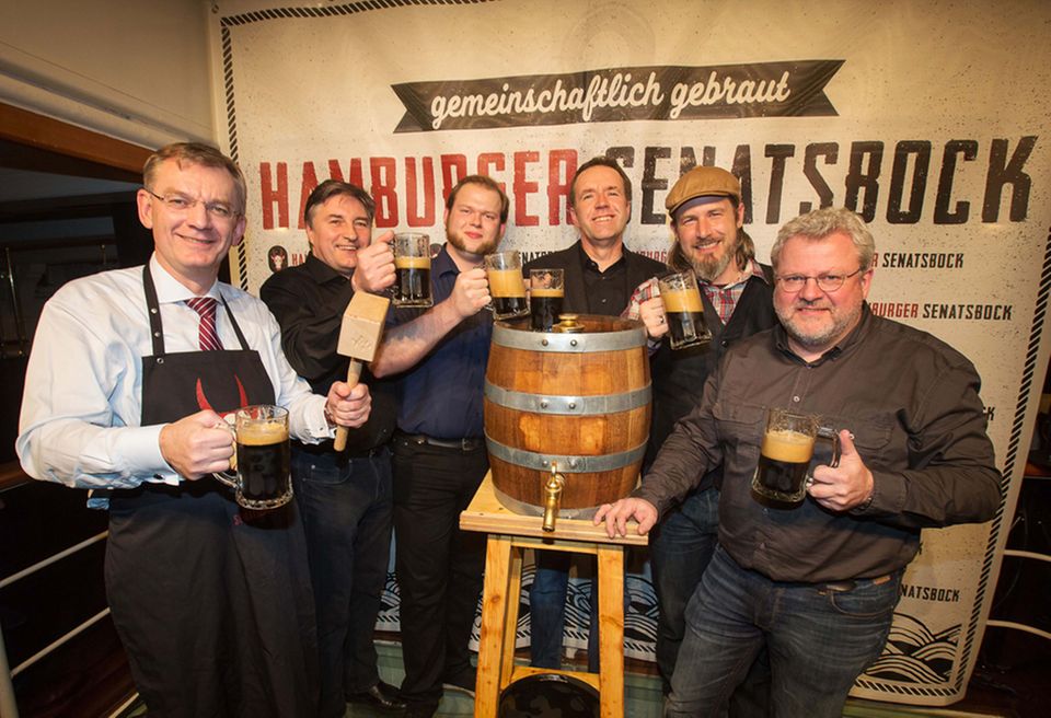 Feierlicher Anstich: Uwe Seelers Neffe Joachim Seeler (links) beim Anstich mit den fünf beteiligten Braumeistern Feierlicher Anstich: Uwe Seelers Neffe Joachim Seeler (links) beim Anstich mit den fünf beteiligten Braumeistern