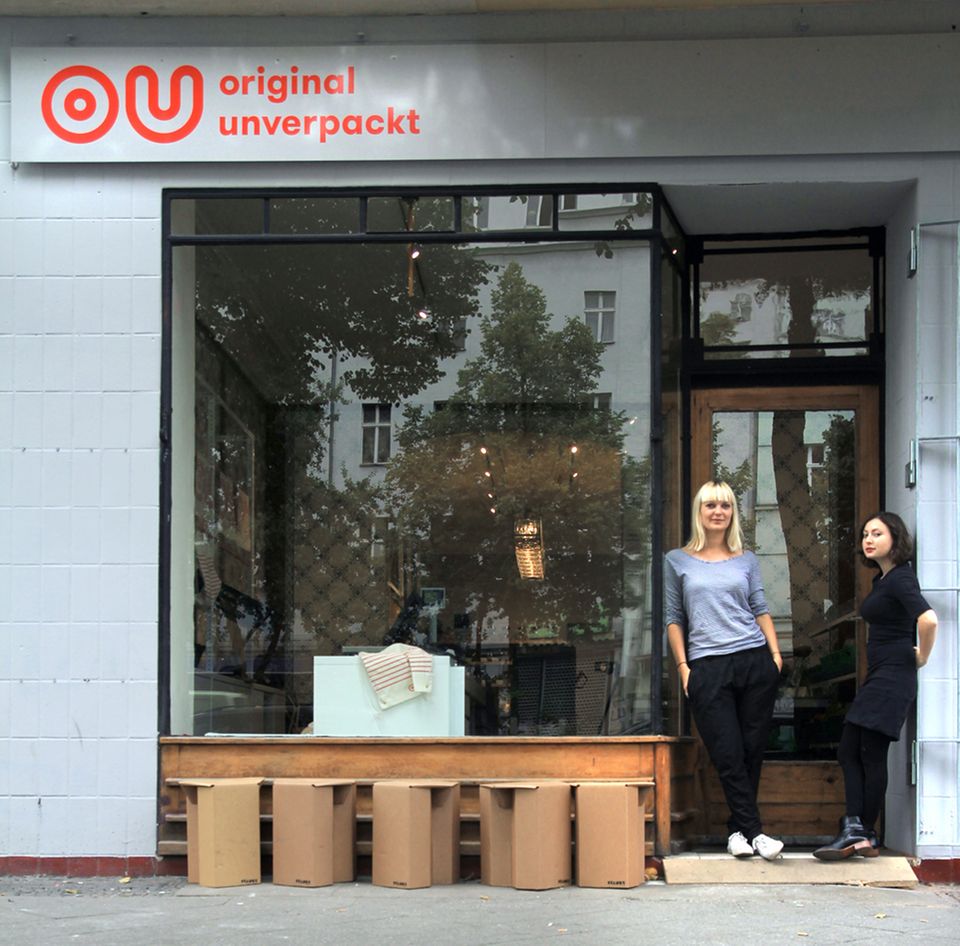 Sara Wolf (l.) und Milena Glimbovski vor ihrem Berliner Laden "Original unverpackt" Sara Wolf (l.) und Milena Glimbovski vor ihrem Berliner Laden "Original unverpackt"