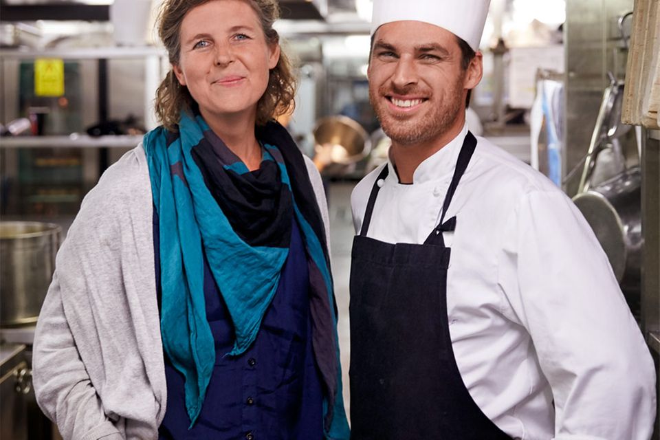 Hege Marie Köster mit Küchenchef Anders Göransson auf der "MS Midnatsol"
