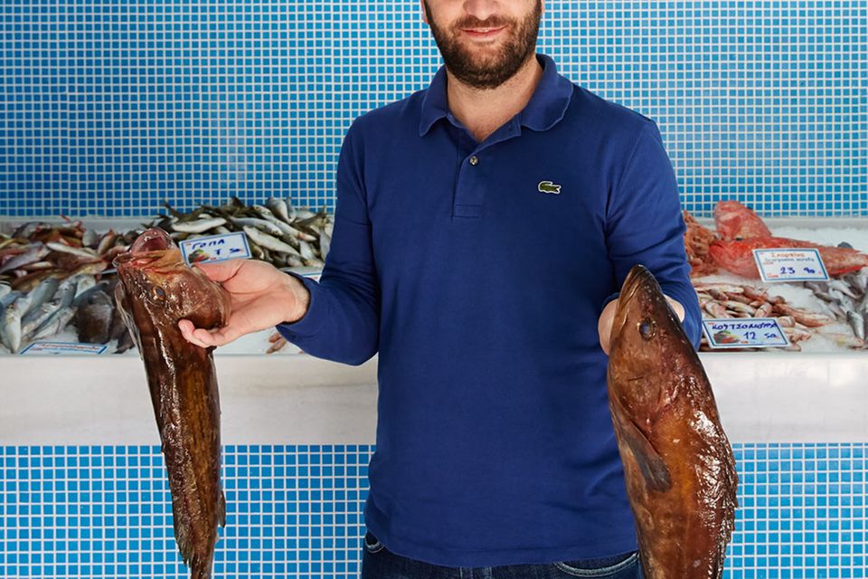 Athanasios Panagiotou bei seinem Lieblings-Fischhändler in Ágios Nikólaos