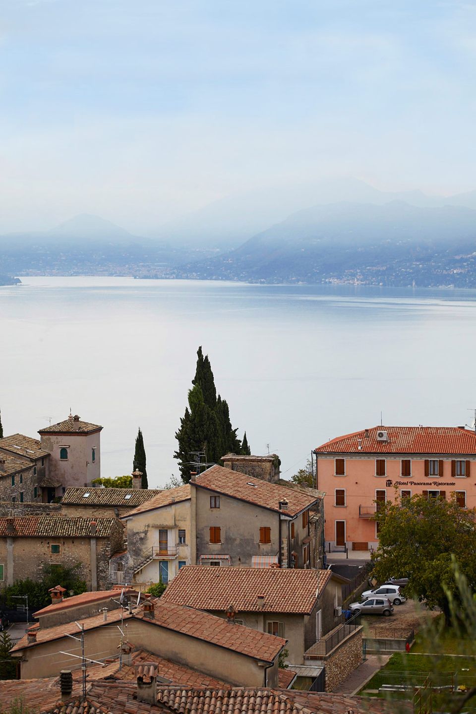 Blick über die Dächer auf den Gardasee Blick über die Dächer auf den Gardasee
