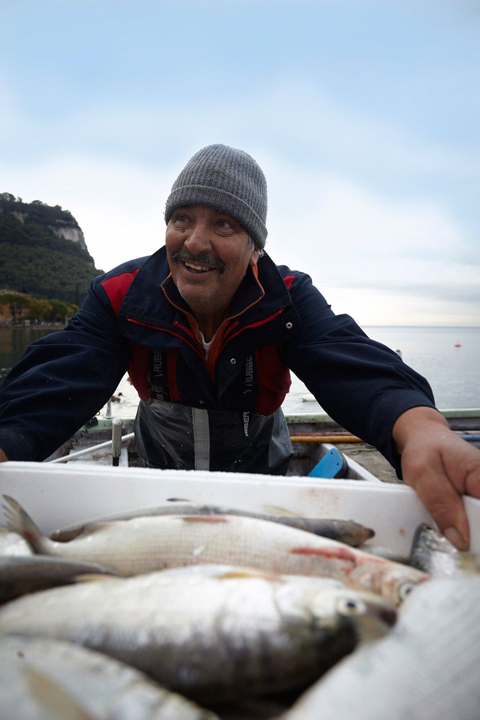Fischer Mario mit frischem Fang im Hafen von Garda Fischer Mario mit frischem Fang im Hafen von Garda