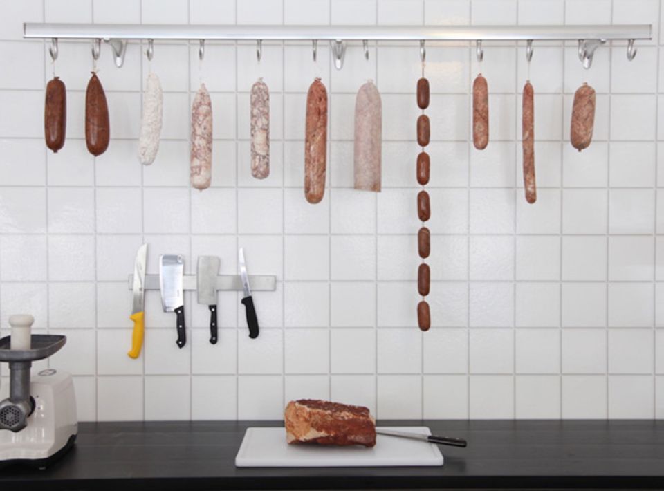 Darf's a bisserl mehr sein? Fleisch und Wurstwaren aus Marmor Darf's a bisserl mehr sein? Fleisch und Wurstwaren aus Marmor