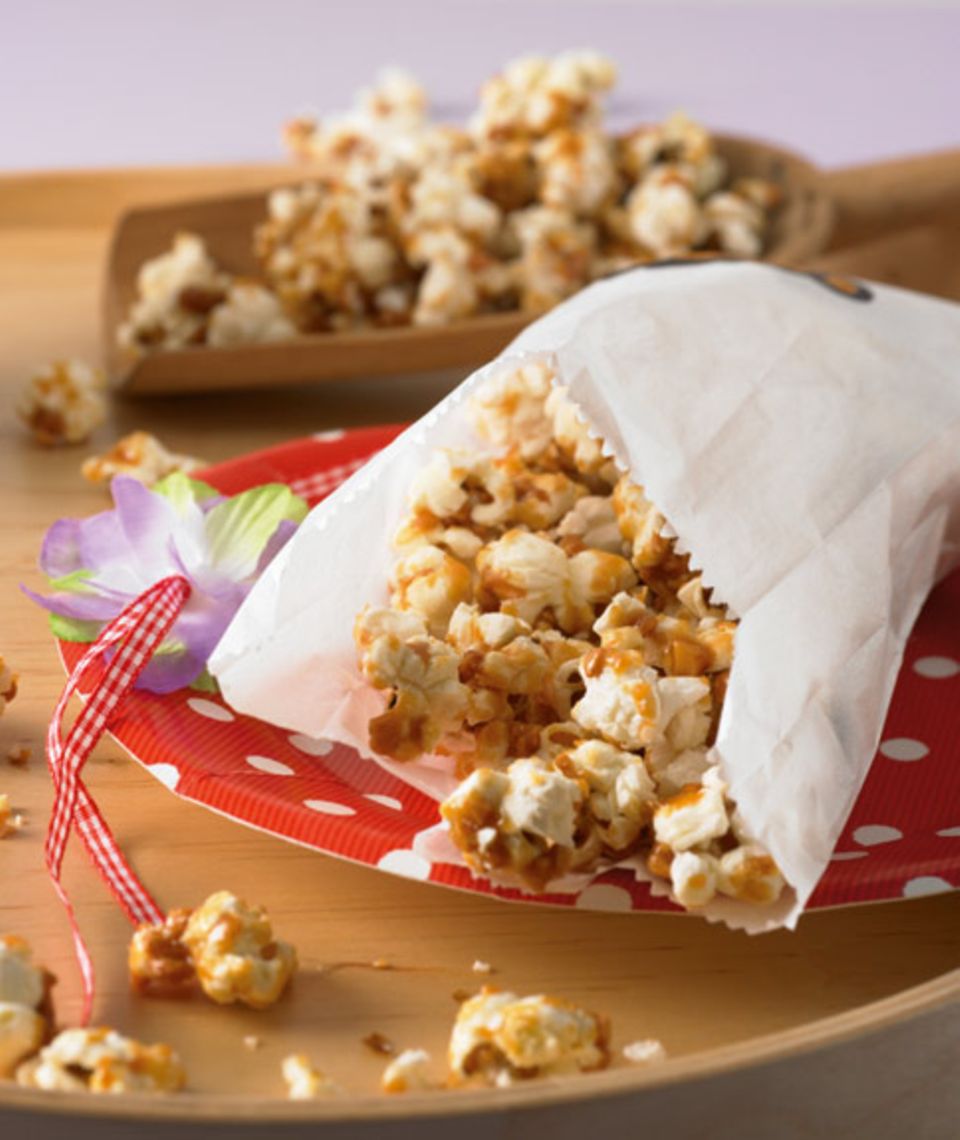 Popcorn, Nüsse und Partyschnecken sind die perfekten Begleiter für Ihre Party Popcorn, Nüsse und Partyschnecken sind die perfekten Begleiter für Ihre Party