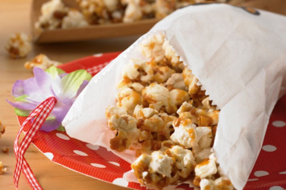 Popcorn, Nüsse und Partyschnecken sind die perfekten Begleiter für Ihre Party