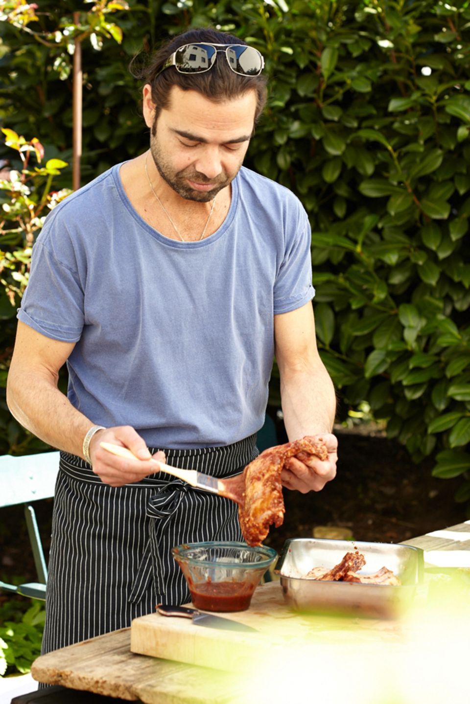 Der Mann fürs Feintuning: Unser Küchenchef Achim Ellmer beim Marinieren Der Mann fürs Feintuning: Unser Küchenchef Achim Ellmer beim Marinieren