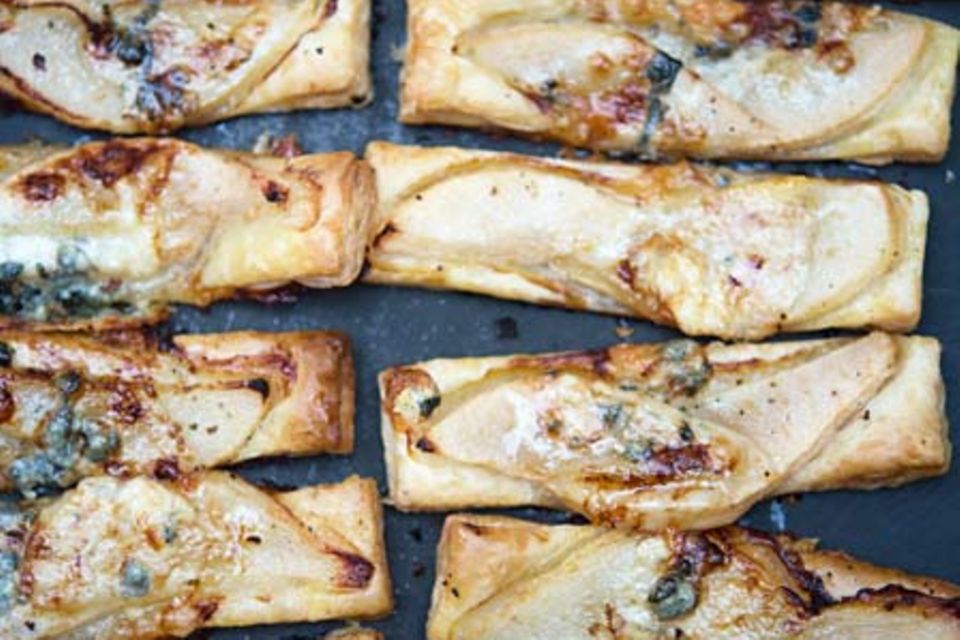 Häppchen am Feuer: Roquefort und Birne auf Blätterteig Häppchen am Feuer: Roquefort und Birne auf Blätterteig