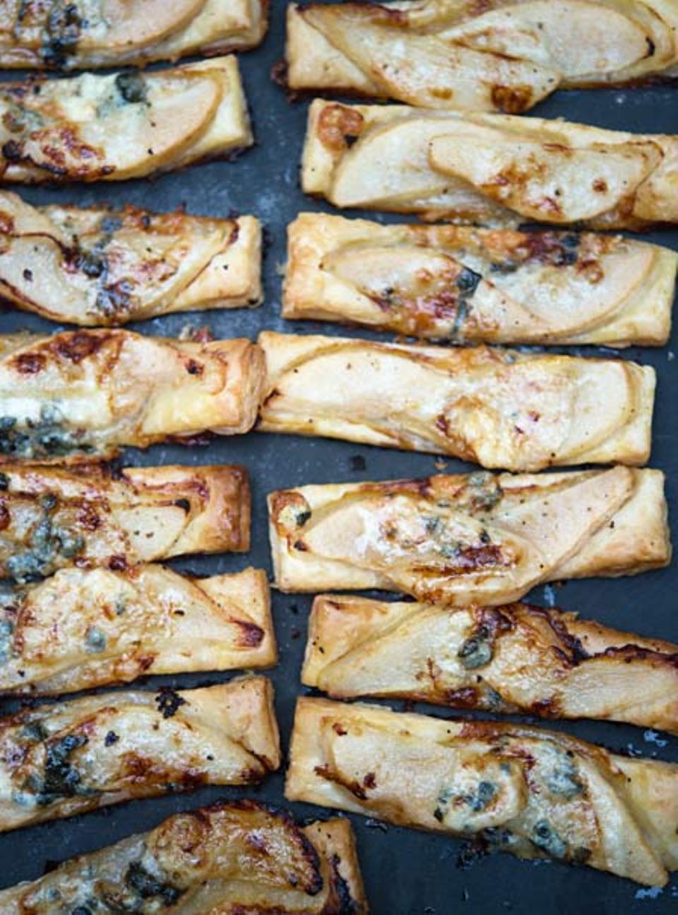 Häppchen am Feuer: Roquefort und Birne auf Blätterteig Häppchen am Feuer: Roquefort und Birne auf Blätterteig