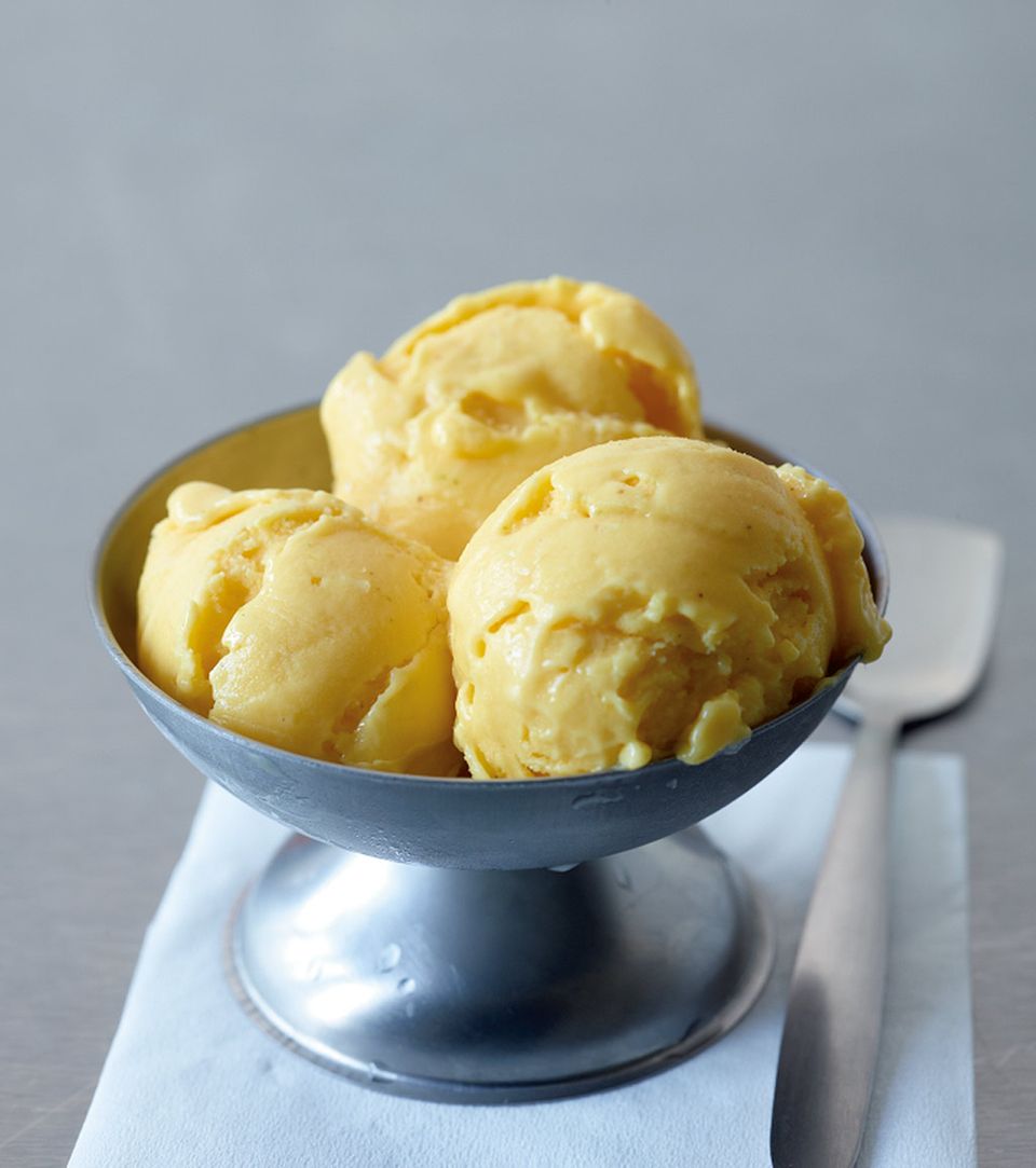 Köstliches Mango-Kokos-Eis auf Basis von Kokosjoghurt Köstliches Mango-Kokos-Eis auf Basis von Kokosjoghurt