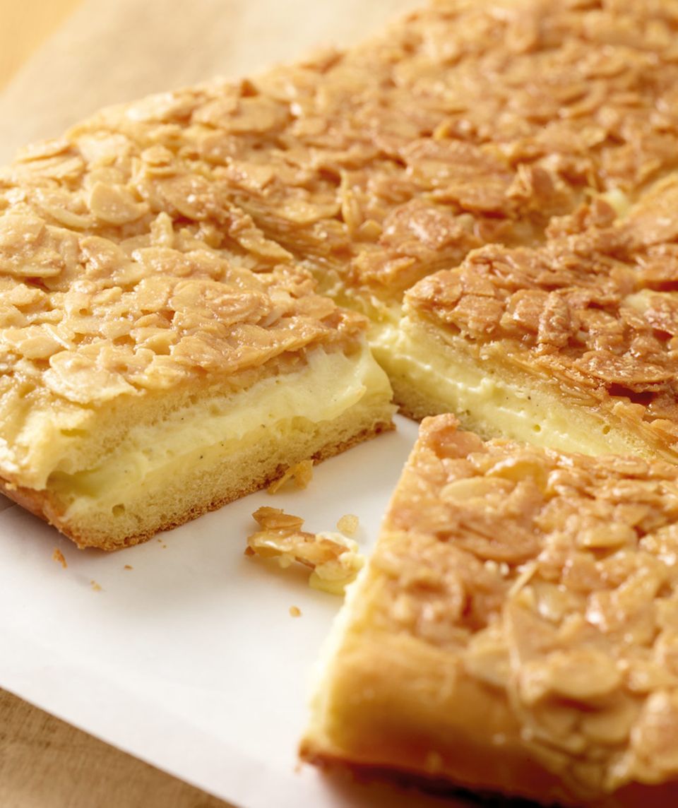 Ein Klassiker auf dem Kuchenbuffet: Der Bienenstich Ein Klassiker auf dem Kuchenbuffet: Der Bienenstich