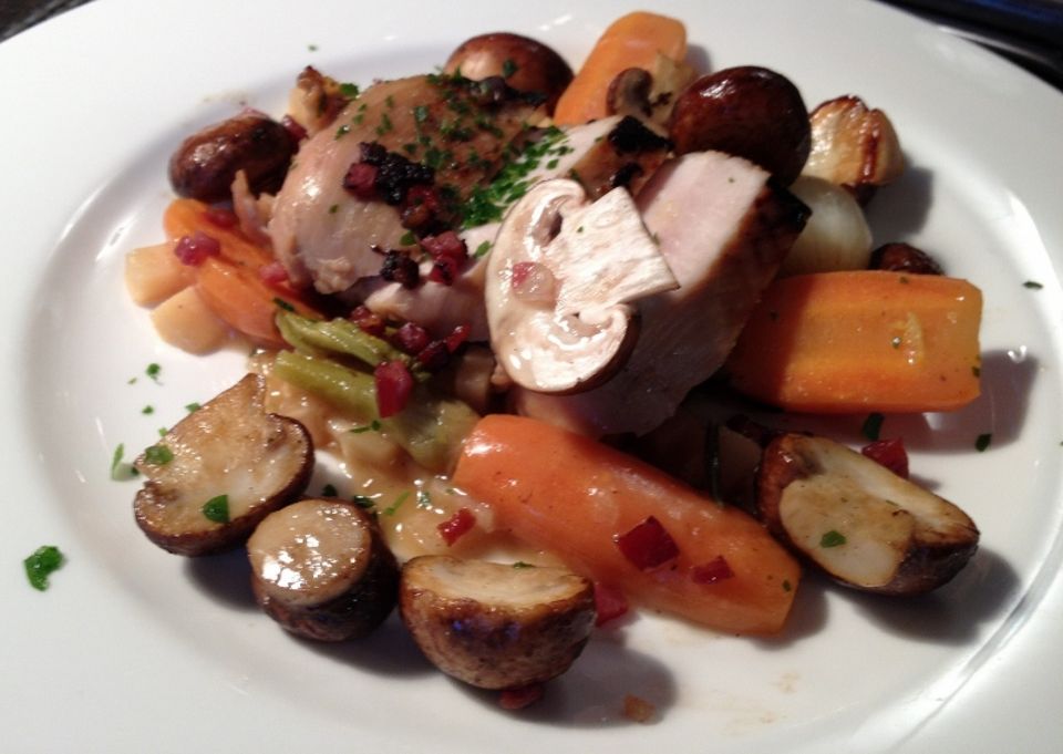 In Wein geschmort und gut gewürzt: Coq au Vin ist ein Klassiker aus der französischen Küche In Wein geschmort und gut gewürzt: Coq au Vin ist ein Klassiker aus der französischen Küche