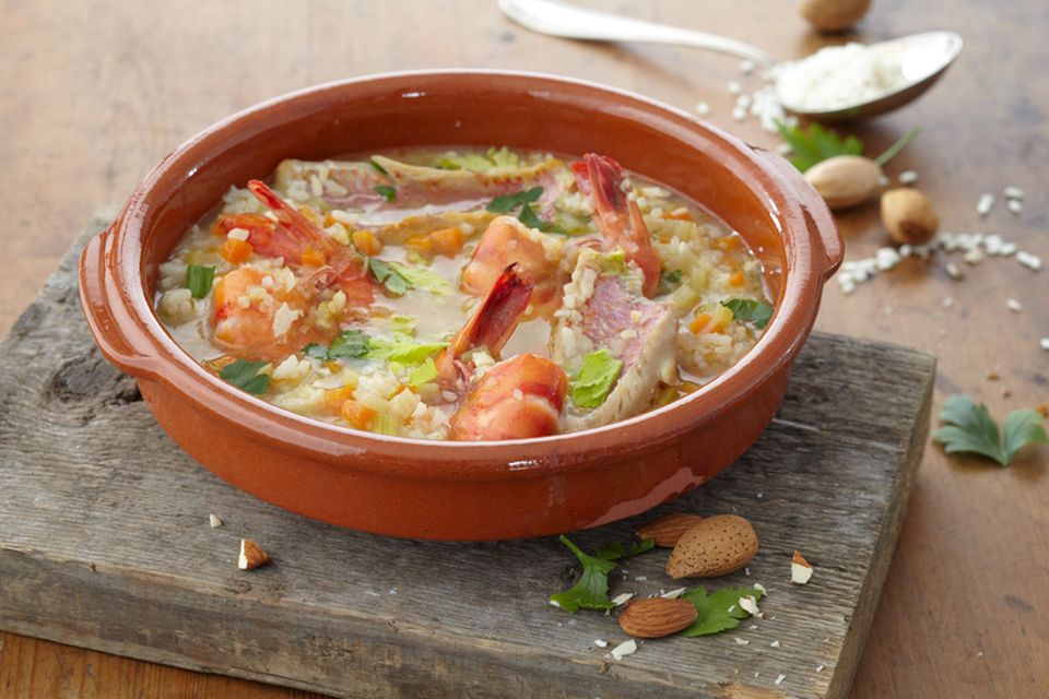 Viele Gerichte der spanischen Küche werden wie dieser Reiseintopf traditionell in tönernem Geschirr serviert