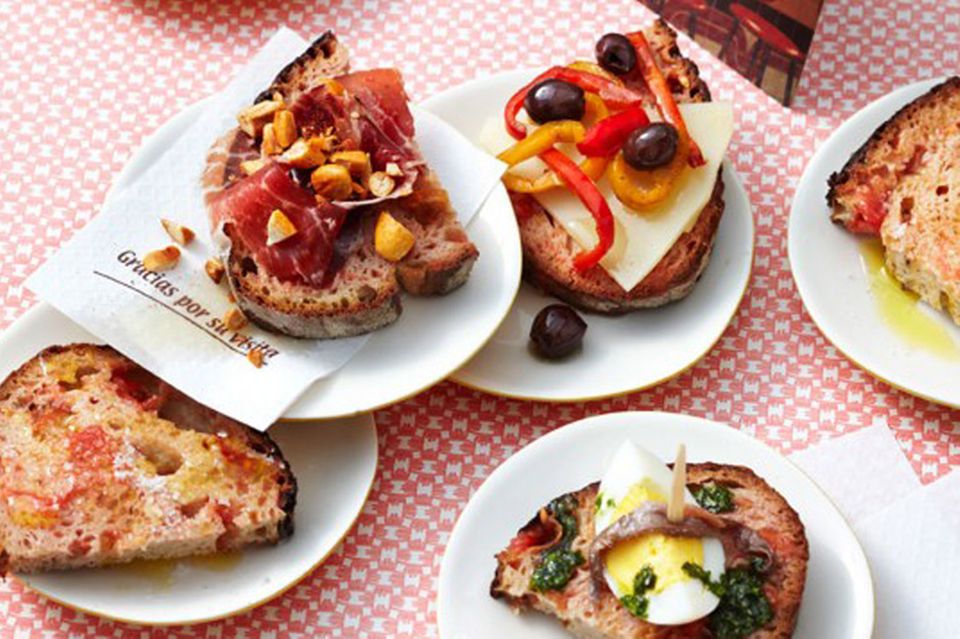 Typisch spanisch: Tapas wie Pa amb tomàquet Typisch spanisch: Tapas wie Pa amb tomàquet
