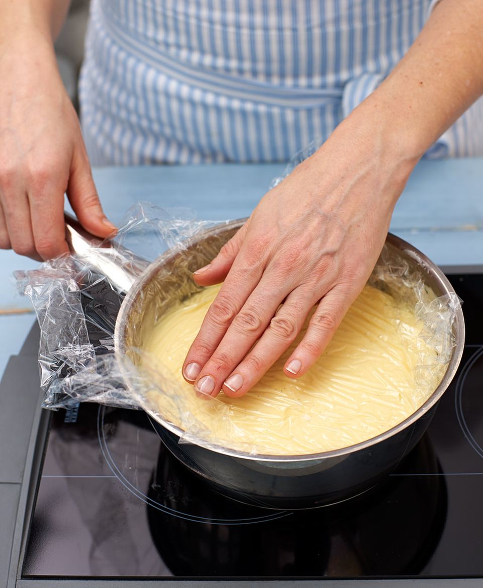 Gegen Hautbildung bei Pudding hilft Abdecken mit Klarsichtfolie Gegen Hautbildung bei Pudding hilft Abdecken mit Klarsichtfolie